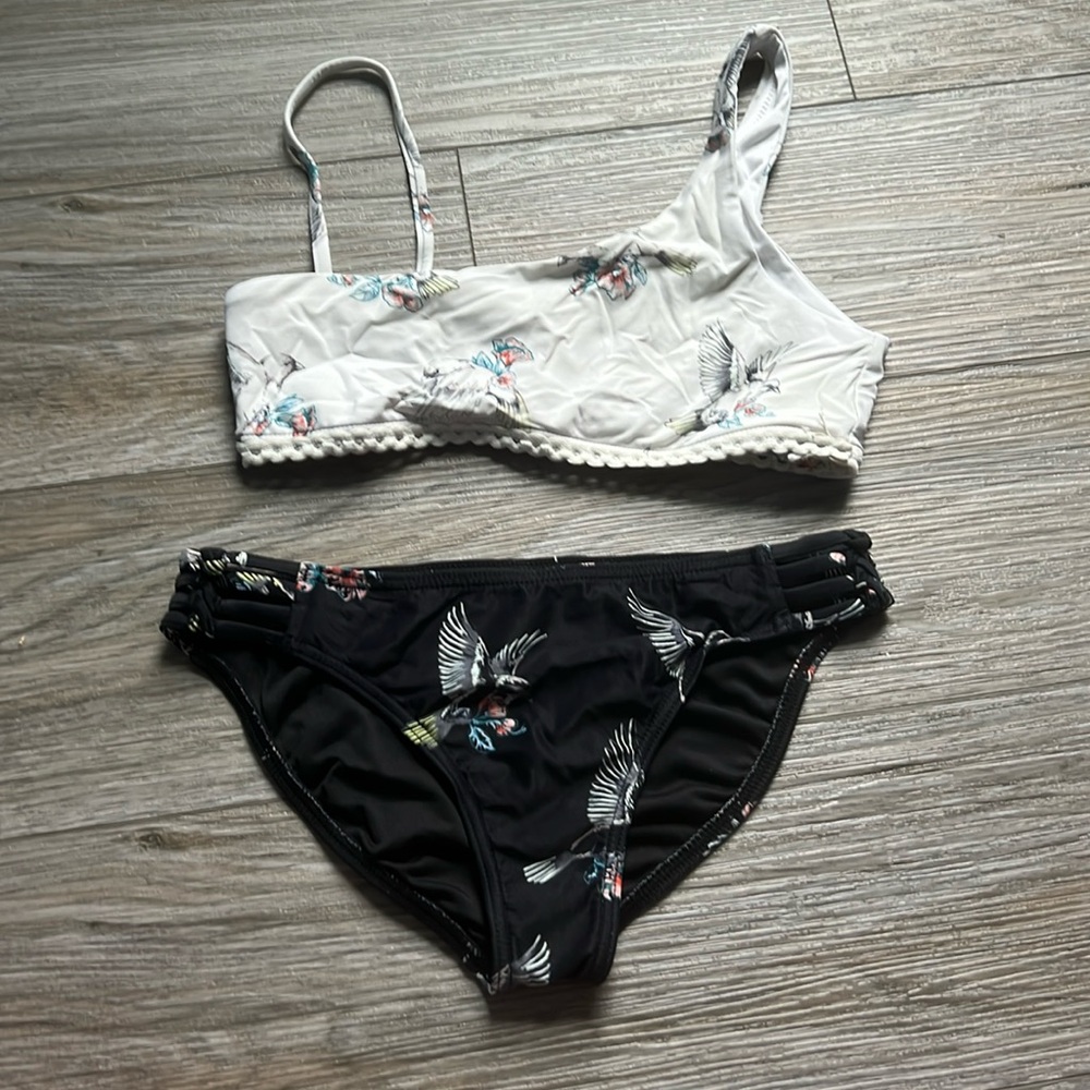 O’Neill kids bathing suit, worn like 2 times and is in good condition.